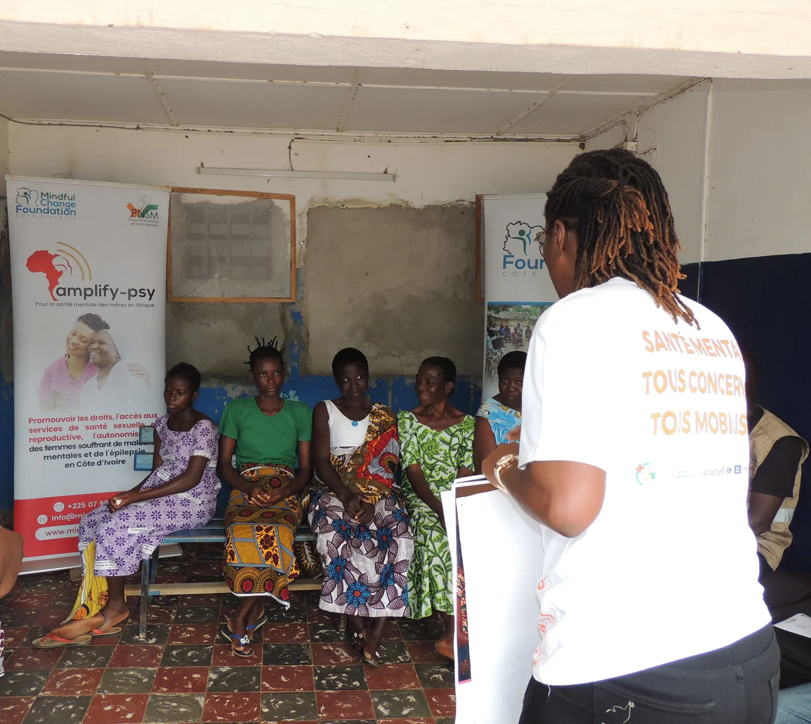 Agente de santé communautaire animant une sensibilisation pour les femmes au centre de santé, bannière amplify-psy